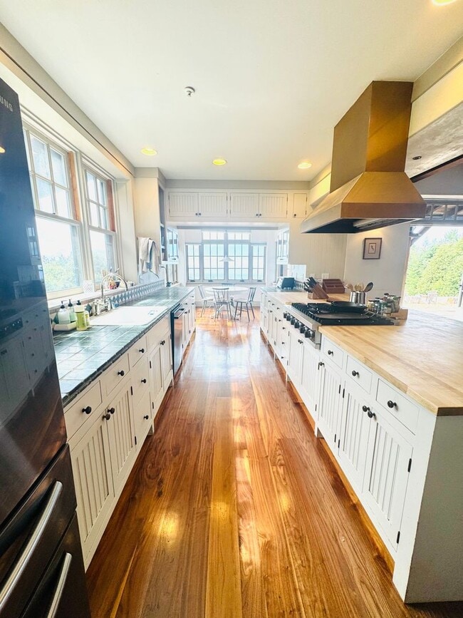 1411 Native Sons Rd in Redwood City, CA - Building Photo - Building Photo