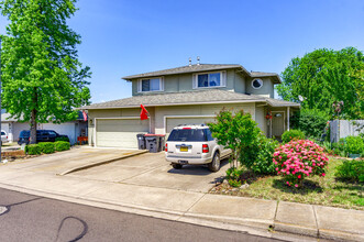 1132 Glengrove Ave in Central Point, OR - Building Photo - Building Photo