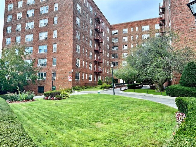 480 Riverdale Ave in Yonkers, NY - Foto de edificio - Building Photo