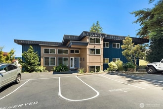 3825 NE 155th Pl, Unit 305 in Lake Forest Park, WA - Building Photo - Building Photo
