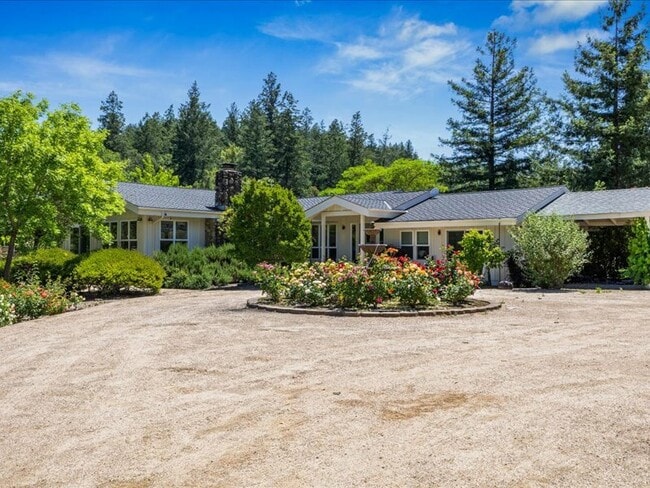 14950 Chalk Hill Rd in Healdsburg, CA - Foto de edificio - Building Photo