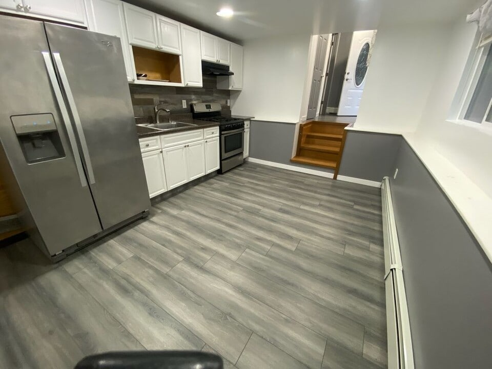 13 Dartmouth Dr in Bay Shore, NY - Building Photo