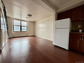 8 Audrey Ave in Oyster Bay, NY - Building Photo - Building Photo