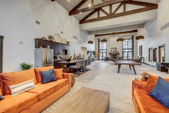 Dry Creek Apartments in Sandy, UT - Foto de edificio - Building Photo