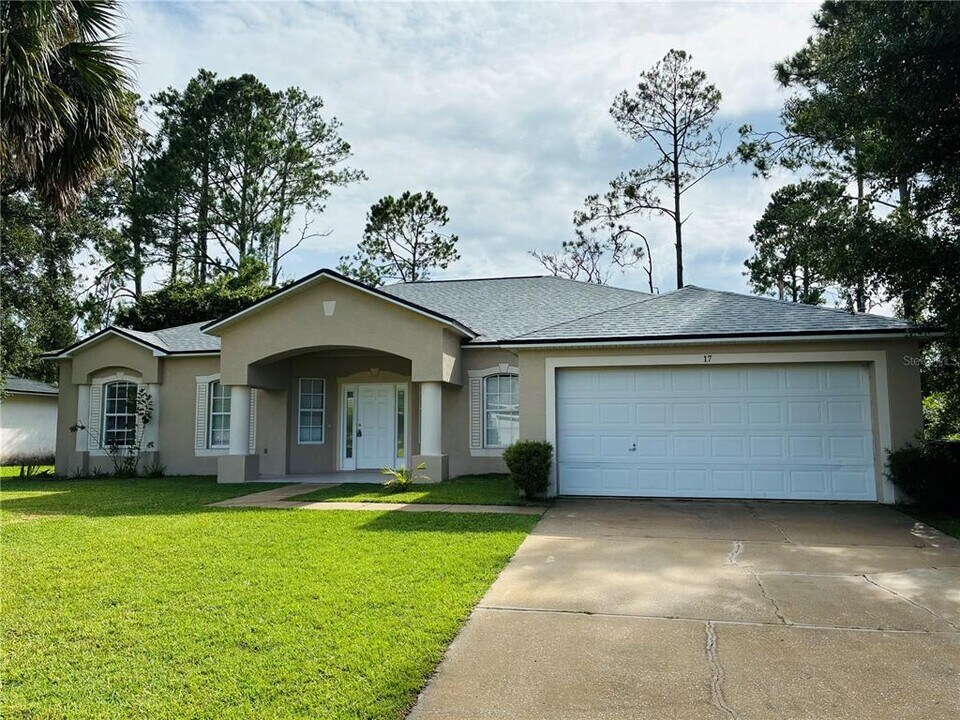 17 Palmyra Ln in Palm Coast, FL - Building Photo
