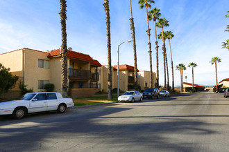 La Paloma Apartments in Hemet, CA - Building Photo - Building Photo