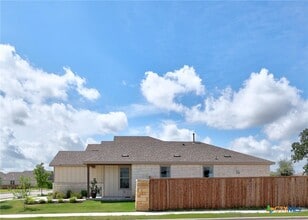 321 Bella Luna Way in Liberty Hill, TX - Foto de edificio - Building Photo