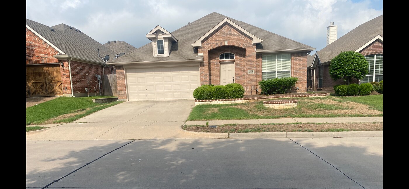 1901 Chittam Dr in Euless, TX - Building Photo
