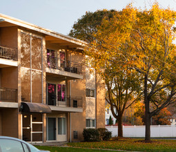 Justin Manor in Stoughton, MA - Foto de edificio - Building Photo