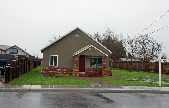 1119 Angelus St in Turlock, CA - Building Photo - Building Photo