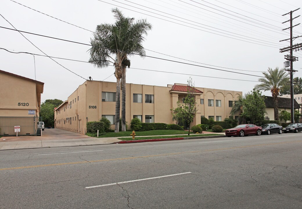 Valli Hacienda in Van Nuys, CA - Building Photo