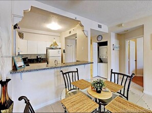 1657 Tyler St in Hollywood, FL - Foto de edificio - Building Photo