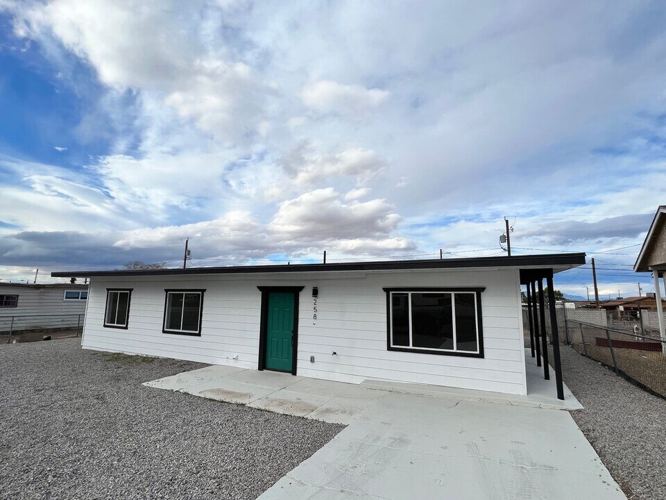 258 W Basic Rd in Henderson, NV - Building Photo