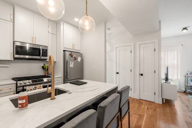 200 Maverick St, Unit 1