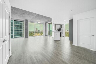 5925 Almeda Rd in Houston, TX - Building Photo - Building Photo