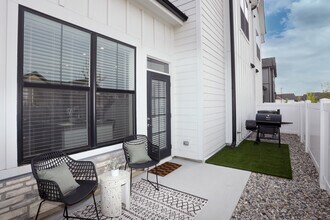 Slate at Fishers District Luxury Villas & Townhomes in Fishers, IN - Foto de edificio - Building Photo