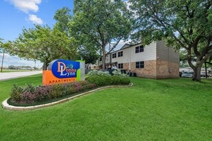 Donna Lynn Apartments in Grand Prairie, TX - Building Photo