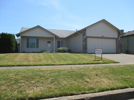 4952 49th Ave NE in Salem, OR - Building Photo