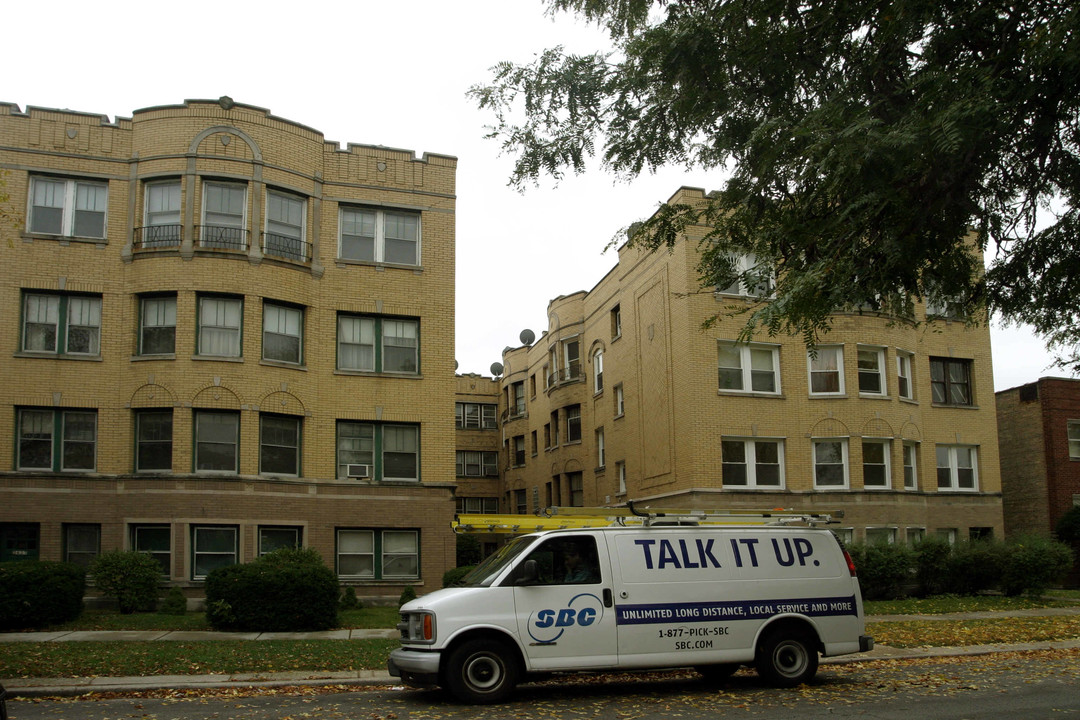 2627 W Farragut Ave in Chicago, IL - Building Photo