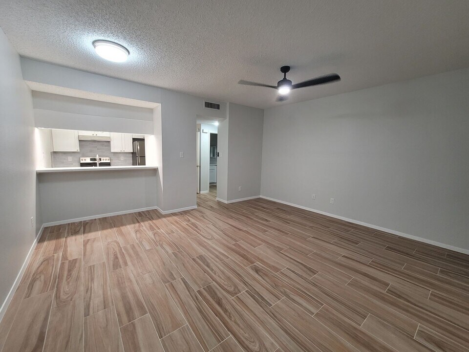 7093 N Holiday Dr in Galveston, TX - Building Photo