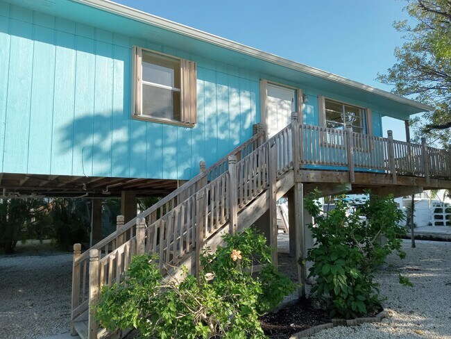 201 Cutthroat Dr in Summerland Key, FL - Building Photo - Building Photo