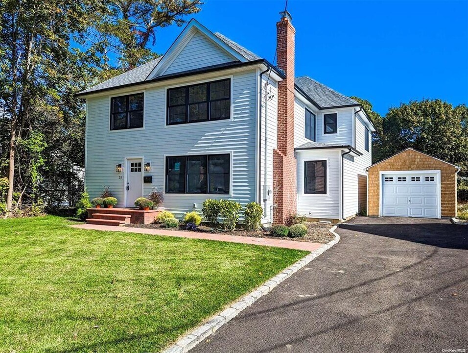 25 Country Club Rd in Bellport, NY - Building Photo
