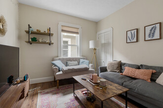 19 Malvern Ave, Unit 2 in Somerville, MA - Building Photo - Building Photo
