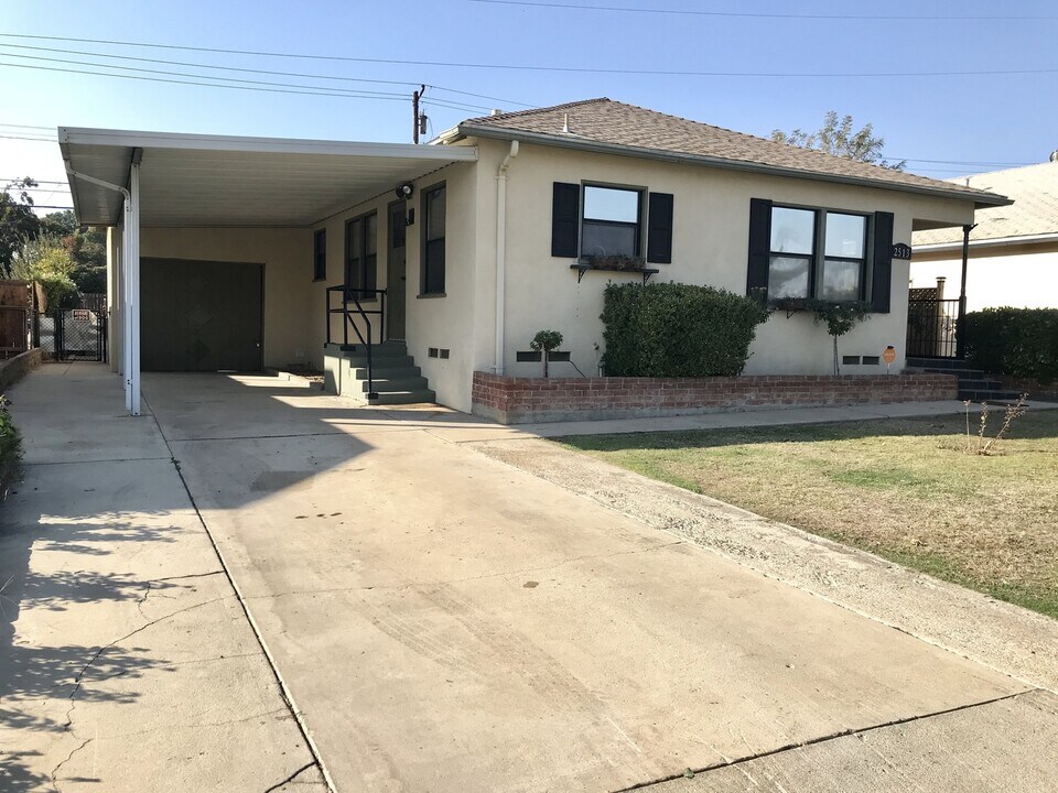 2513 Manor St in Bakersfield, CA - Foto de edificio