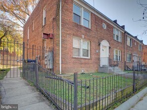 351 Parkland Pl SE in Washington, DC - Building Photo - Building Photo