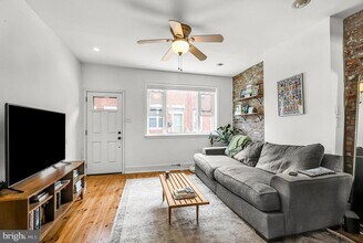 356 Emily St in Philadelphia, PA - Building Photo - Building Photo