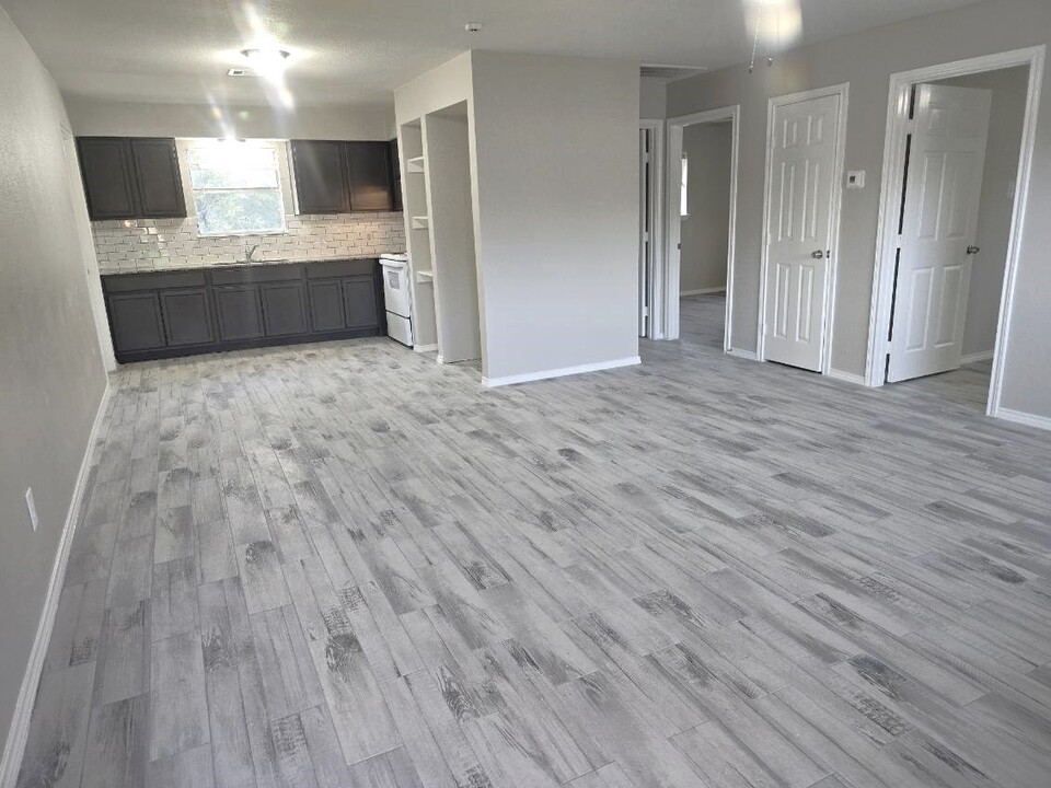 3451 Hwy 6 in Alvin, TX - Building Photo