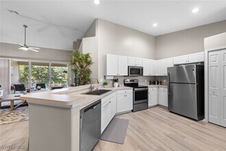 10135 Colonial Country Club Blvd in Ft. Myers, FL - Foto de edificio - Building Photo