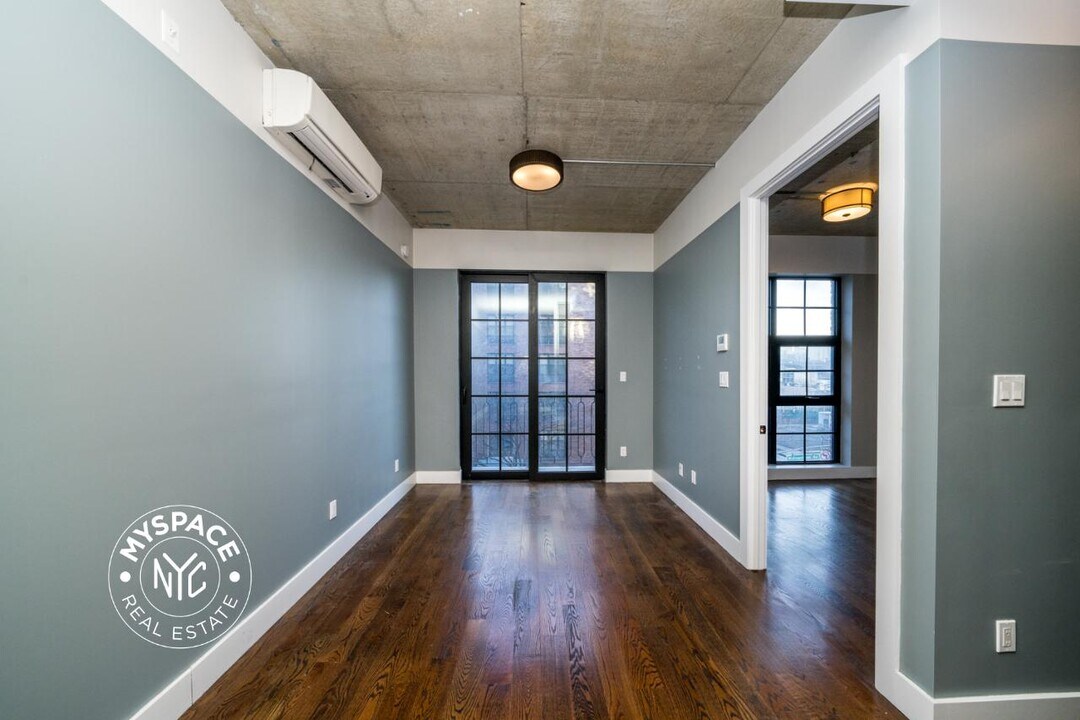 187 Kent Ave, Unit 313 in Brooklyn, NY - Foto de edificio