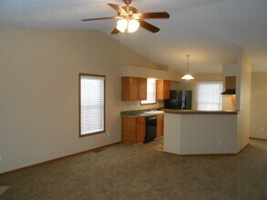 460 Tourmaline Dr in Blacklick, OH - Foto de edificio - Building Photo