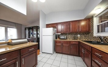 1335 Gifford Ct, Unit 8D in Hanover Park, IL - Building Photo - Building Photo