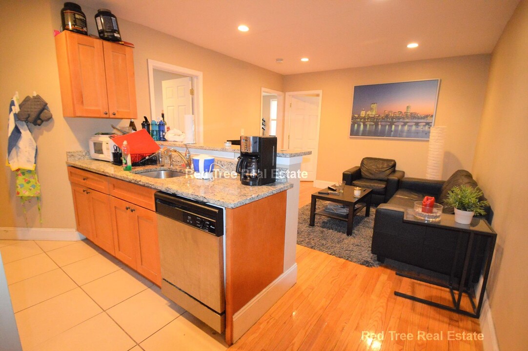 328 Saint Paul St, Unit 1 in Brookline, MA - Building Photo
