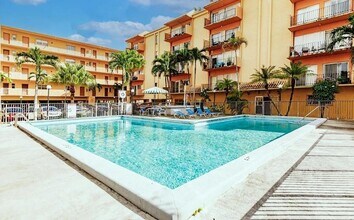 1900 W 54th St in Hialeah, FL - Foto de edificio - Building Photo
