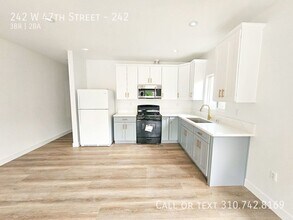 242 W 47th St in Los Angeles, CA - Building Photo - Building Photo