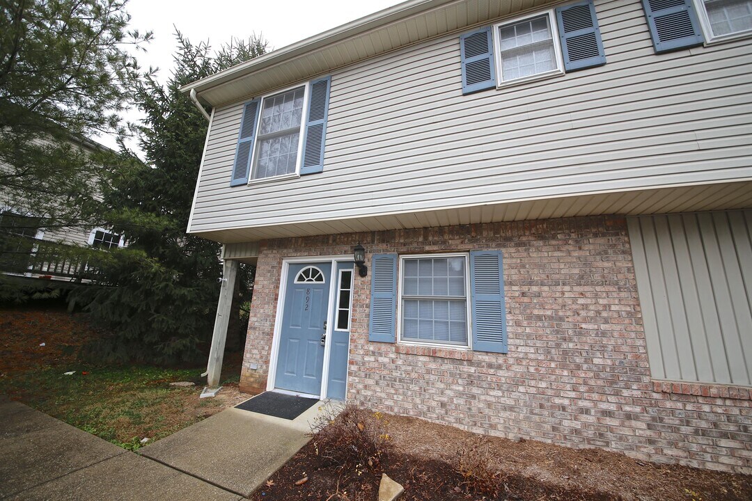 892 E Sherwood Hills Dr in Bloomington, IN - Building Photo