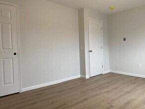 960 Violet Ave in Hyde Park, NY - Building Photo - Building Photo