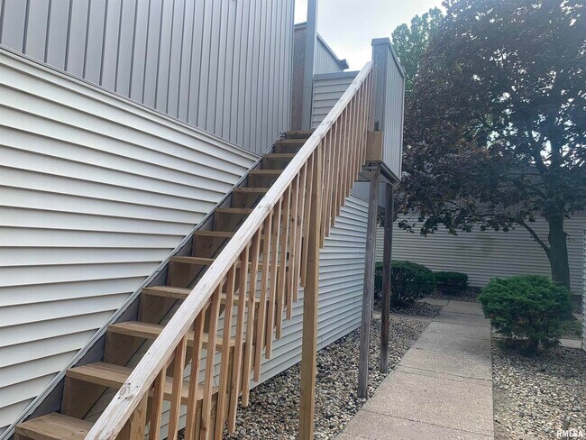 6831 N Frostwood Pkwy-Unit -21 in Peoria, IL - Foto de edificio - Building Photo