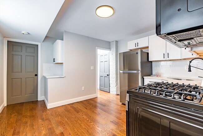 173 Emerson St, Unit 2 in Boston, MA - Foto de edificio - Building Photo