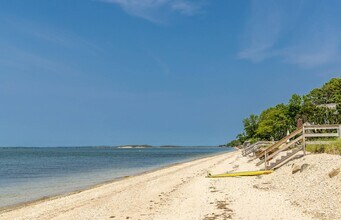 77 Lake Dr in Southampton, NY - Building Photo - Building Photo