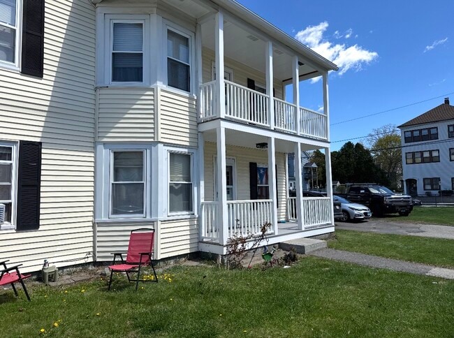29 Cutler St, Unit Apt 2 in Webster, MA - Foto de edificio - Building Photo