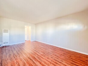 4640 E 4th St in Long Beach, CA - Building Photo - Building Photo