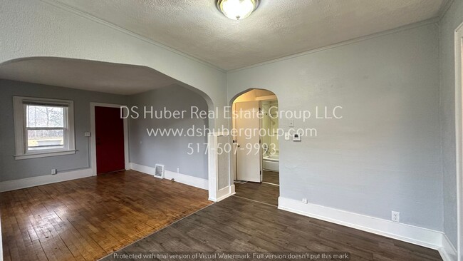 2011 S Martin Luther King Jr Blvd in Lansing, MI - Building Photo - Building Photo