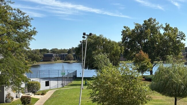 9428 Bay Colony Dr in Des Plaines, IL - Building Photo - Building Photo