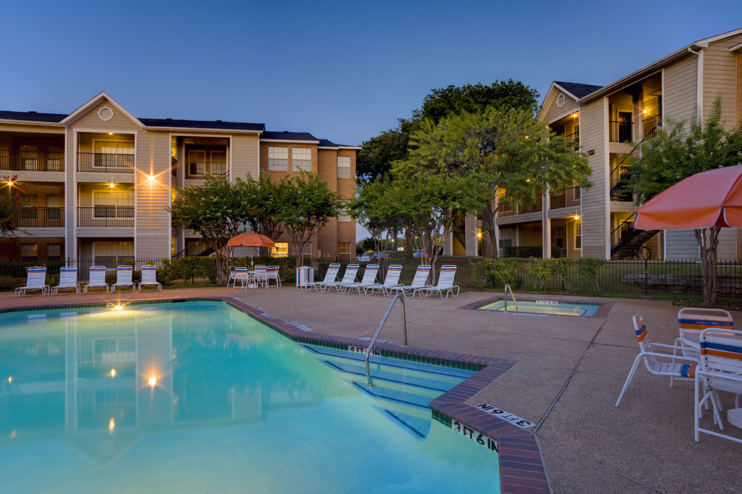 Centennial Court Apartments- Student Housing in Arlington, TX - Building Photo