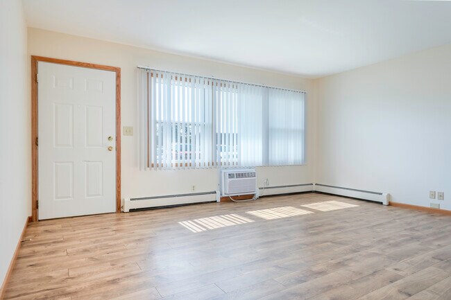 Flats at Middleton Shores in Middleton, WI - Foto de edificio - Interior Photo