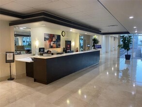 5005 Collins Ave, Unit 222 in Miami Beach, FL - Foto de edificio - Building Photo